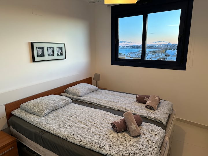 კომფორტული და წყნარი საძინებელი — იდეალურია ბავშვებისთვის, მეგობრებისთვის ან დამატებითი სტუმრებისთვის.
ორადგილიანი საწოლი, რომლის გაყოფაც შესაძლებელია ორ ერთადგილიან საწოლად.