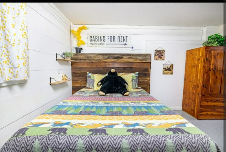 Manželská posteľ. Nachádza sa na spodnom poschodí a je vhodná pre tých, ktorí nechcú chodiť po schodoch. Kuchynský kút sa nachádza v tomto priestore spolu s druhou práčovňou (nie je na obrázku).