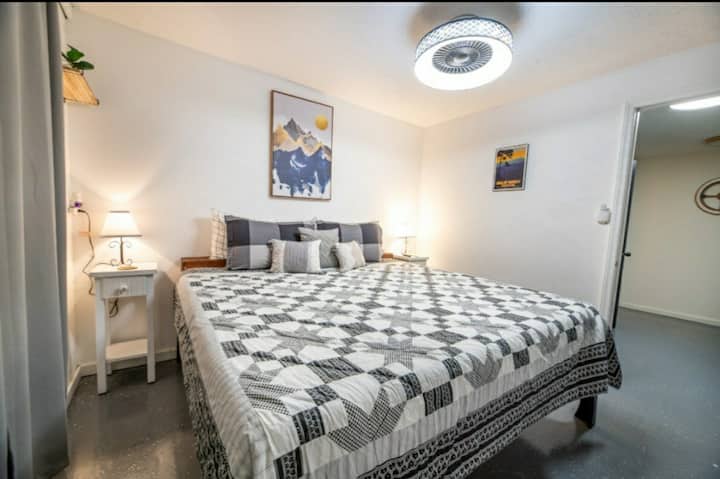 Izba s manželskou posteľou King na nižšom poschodí. Má prístup k súkromným dverám do vírivky. 