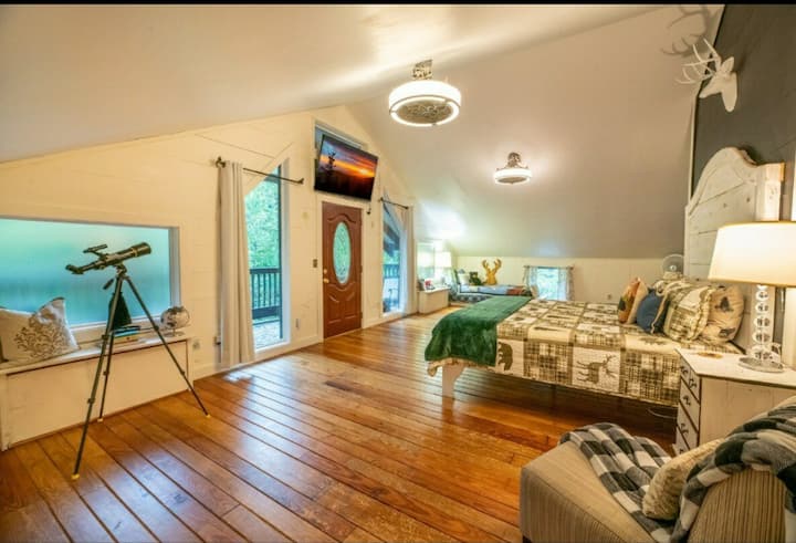 Nachádza sa v rodinnom podkroví na najvyššom poschodí s deliacou súkromnou stenou medzi spálňou č.2. Táto strana zahŕňa manželskú posteľ, oddelenú posteľ s dodatočným matracom pod ním.  Predná veranda s balkónom. 