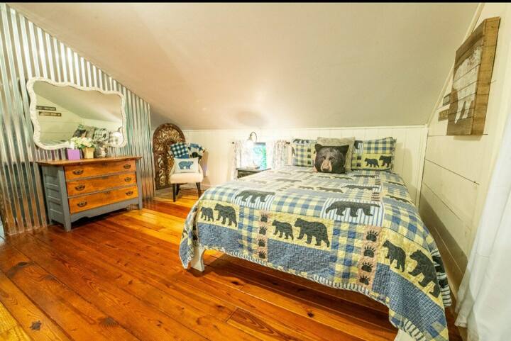 Nachádza sa v rodinnom podkroví na najvyššom poschodí s deliacou stenou na ochranu súkromia medzi spálňou č.1. V tomto priestore sa nachádza aj práčovňa a pekný balkón na verande na zadnej strane domu (nie je na obrázku).