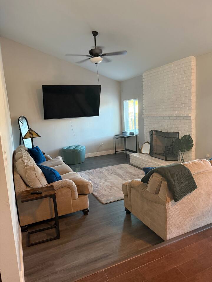 Cozy Corner Retreat - Bakersfield, CA