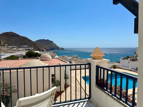 Super ocean views and pool 80m from the beach