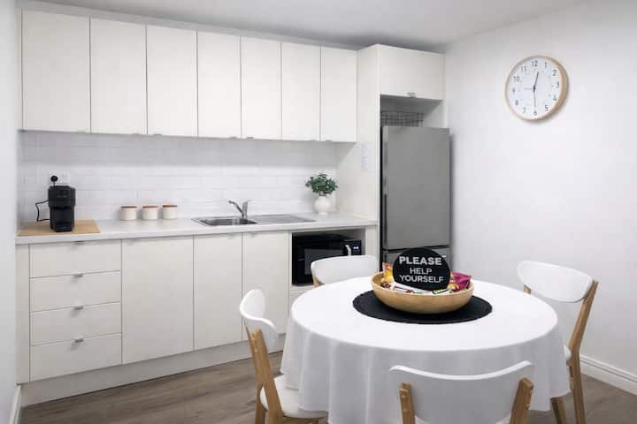 The Village Hideaway Studio - 2 Min Walk To Beach - Wollongong
