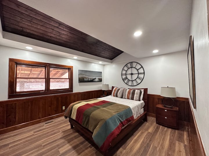 Location_moyenne_durée_entreprise_à_Atlanta_Ga. La chambre n° 2 comprend une télévision Roku à écran plat de 42", 2 tables de nuit (4 tiroirs) et 4 tiroirs de commode supplémentaires.