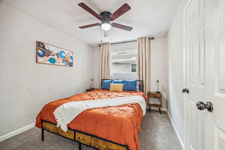 Tercer dormitorio luminoso y espacioso con un ambiente moderno, con colores vibrantes y arte contemporáneo. Incluye un armario grande con vestidor y zapatero cuidadosamente escondido en el interior para un almacenamiento adicional. Disfruta de tus programas favoritos en el televisor inteligente de 65 pulgadas con Roku.