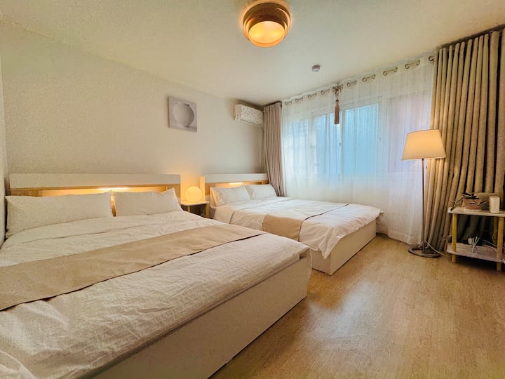 Hongdae 15mins By Walk / Gwanghwamun 20mins By Bus - Seoul