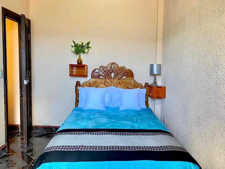 Habitación con ventana exterior en el segundo piso.