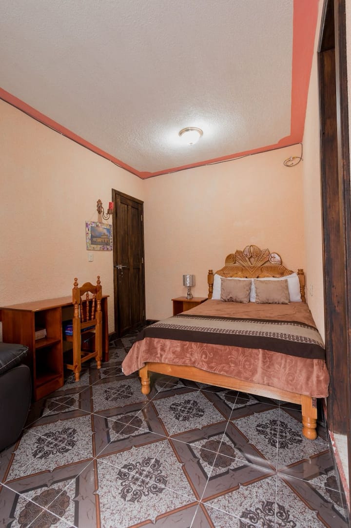 Habitación en la planta baja con ventana con vista a la calle.