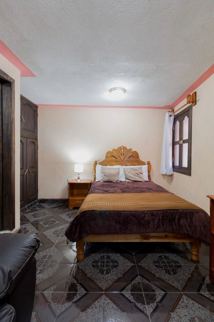 Habitación interior en la planta baja, cuenta con ventana con vista al interior de la casa.