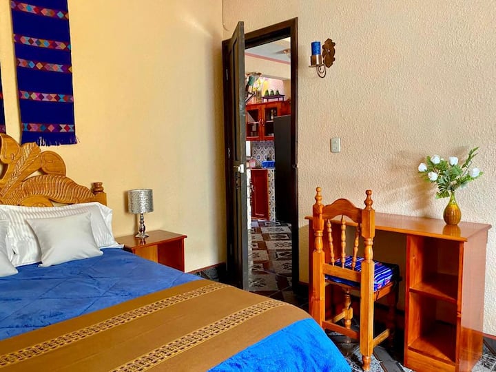 Habitación en la planta baja con ventana con vista a la calle.