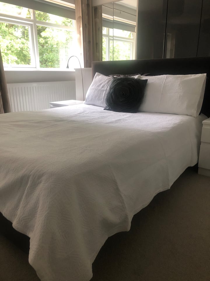 Основна спалня със самостоятелна баня 