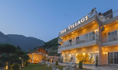 The Village-Spanish Architecture-Breakfast Incl.