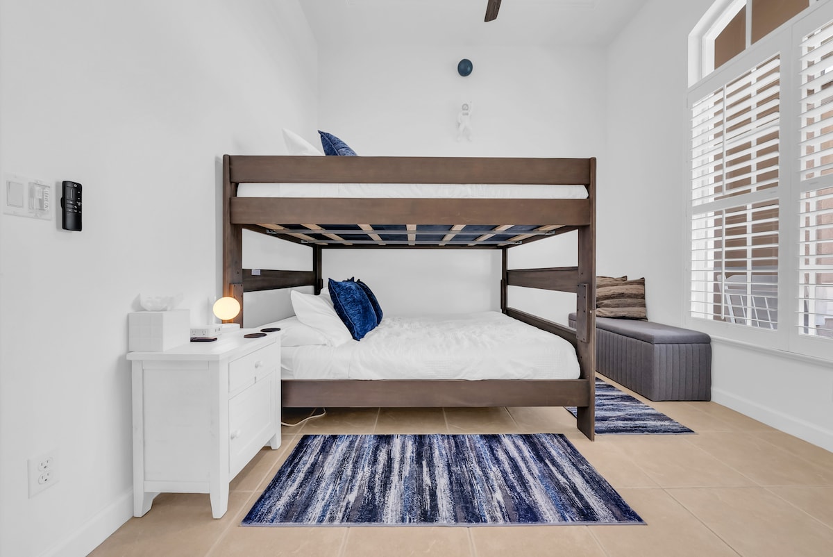 4. spálňa je prestavaná pracovňa. Dvojité poschodové postele pre dospelých s manželskou posteľou.  Sú veľmi odolné a rozmiestnené tak, aby sa 180 cm vysoká osoba mohla posadiť vzpriamene na spodnú posteľ.  Veľmi pohodlné matrace. Táto izba má tiež vyhradený kancelársky priestor s tlačiarňou.  