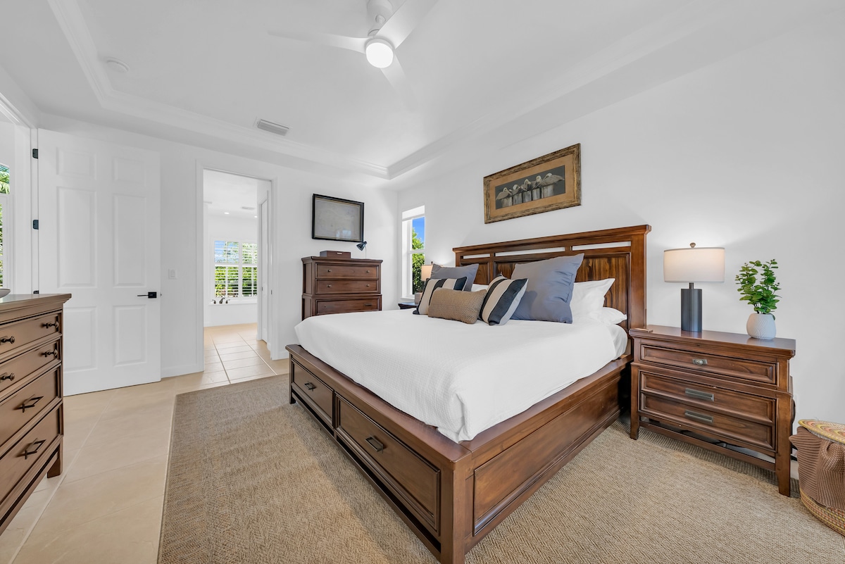 Hlavná spálňa s posteľou king a vlastnou kúpeľňou s vírivkou.  Izba má posuvné terasové dvere do priestoru bazéna.