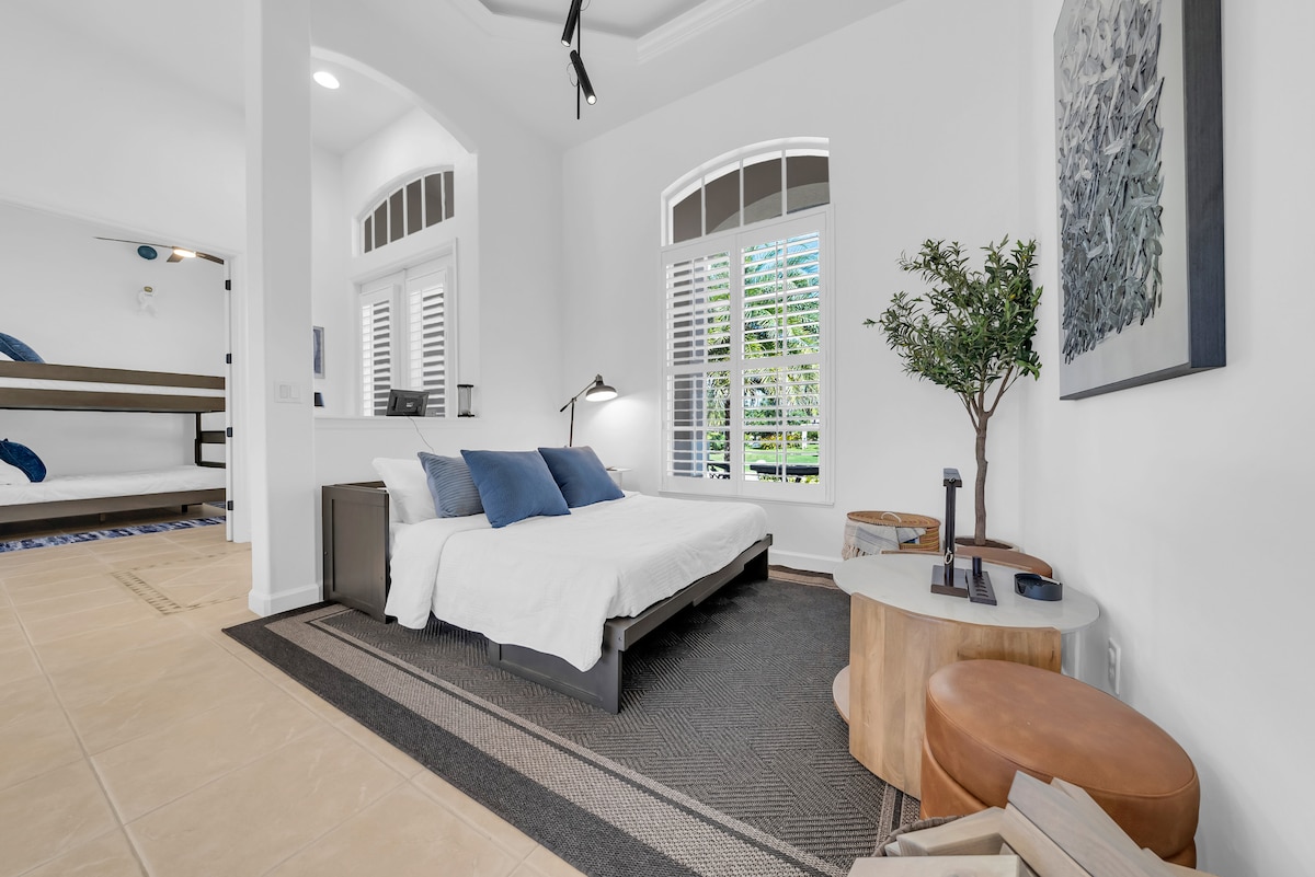 Manželská posteľ. Veľmi pohodlný matrac z pamäťovej peny.