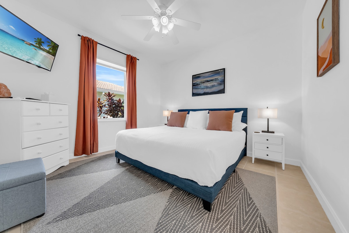 Manželská posteľ s priechodnou šatňou a množstvom zásuviek.