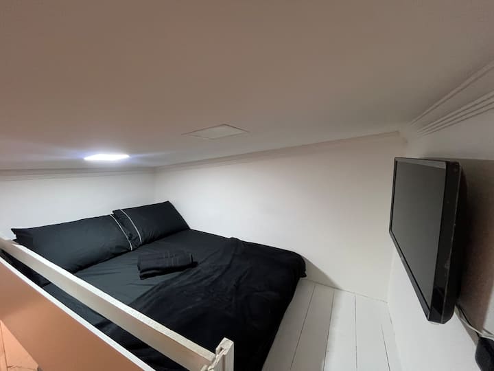 O mezanino possui teto baixo, ou seja, não é possível ficar em pé no espaço.