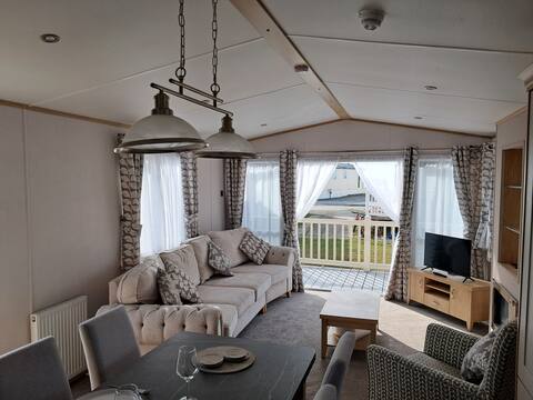 Popular Airbnb listing: New dog friendly 5star caravan in Llanddwywe, Llanenddwyn