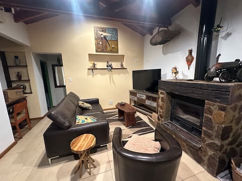 Top Airbnb: Cabin with lake, pool and park in Villa Las Rosas