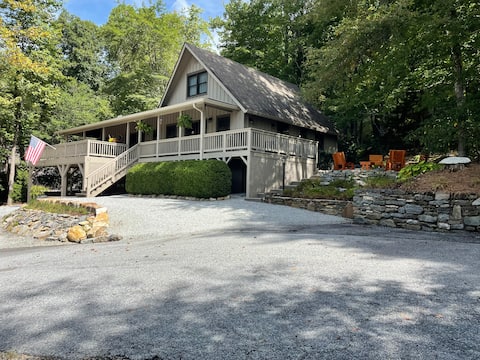 Top performing Airbnb: Mountain Lake House Chalet in Brevard / Transylvania