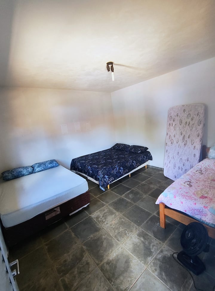 מיטת קווין סייז אחת, מיטה זוגית אחת, מיטת יחיד אחת ומזרן אחד 