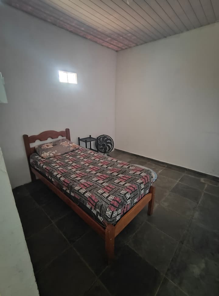 מיטת יחיד ומאוורר 