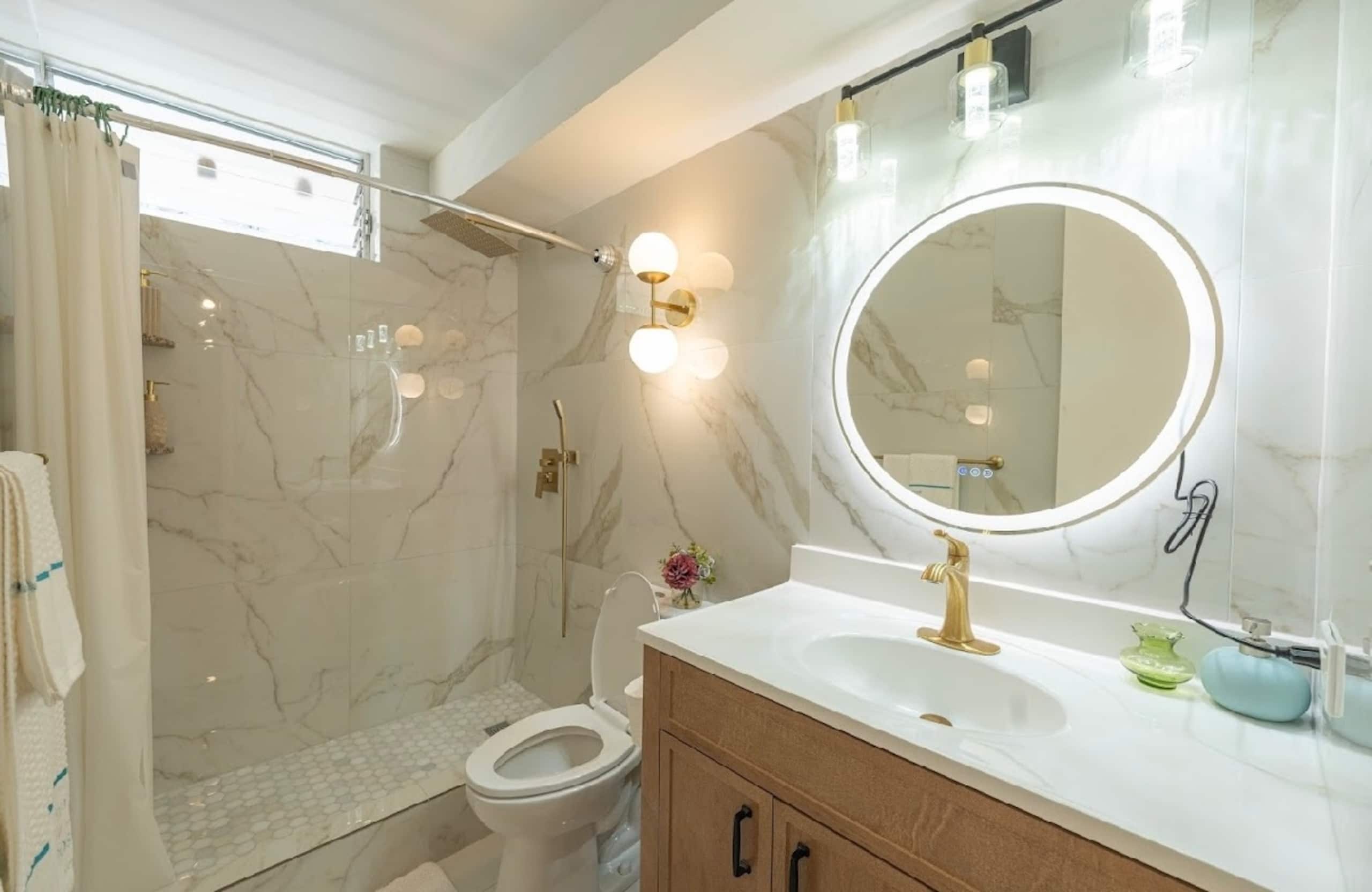 Condo in Honolulu · ★4.65 · 2 bedrooms · 2 beds · 1 private bath - Image 22