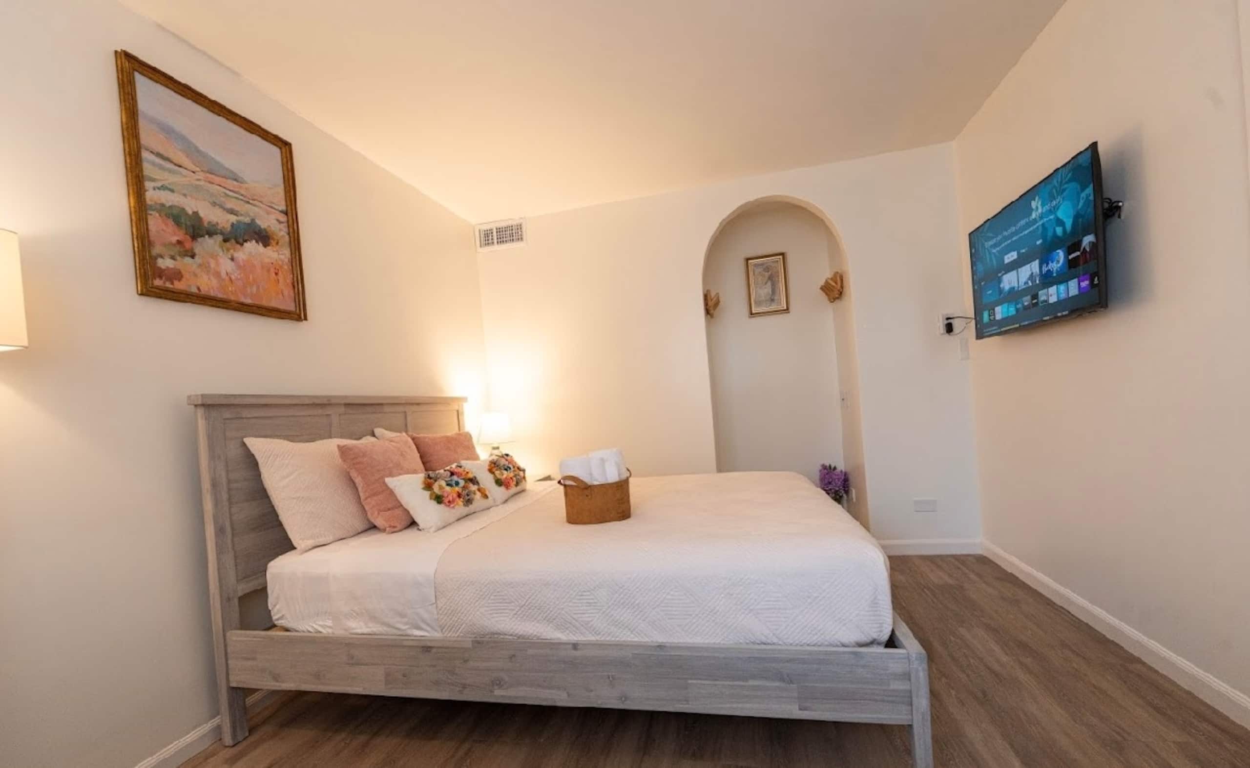 Condo in Honolulu · ★4.65 · 2 bedrooms · 2 beds · 1 private bath - Image 13
