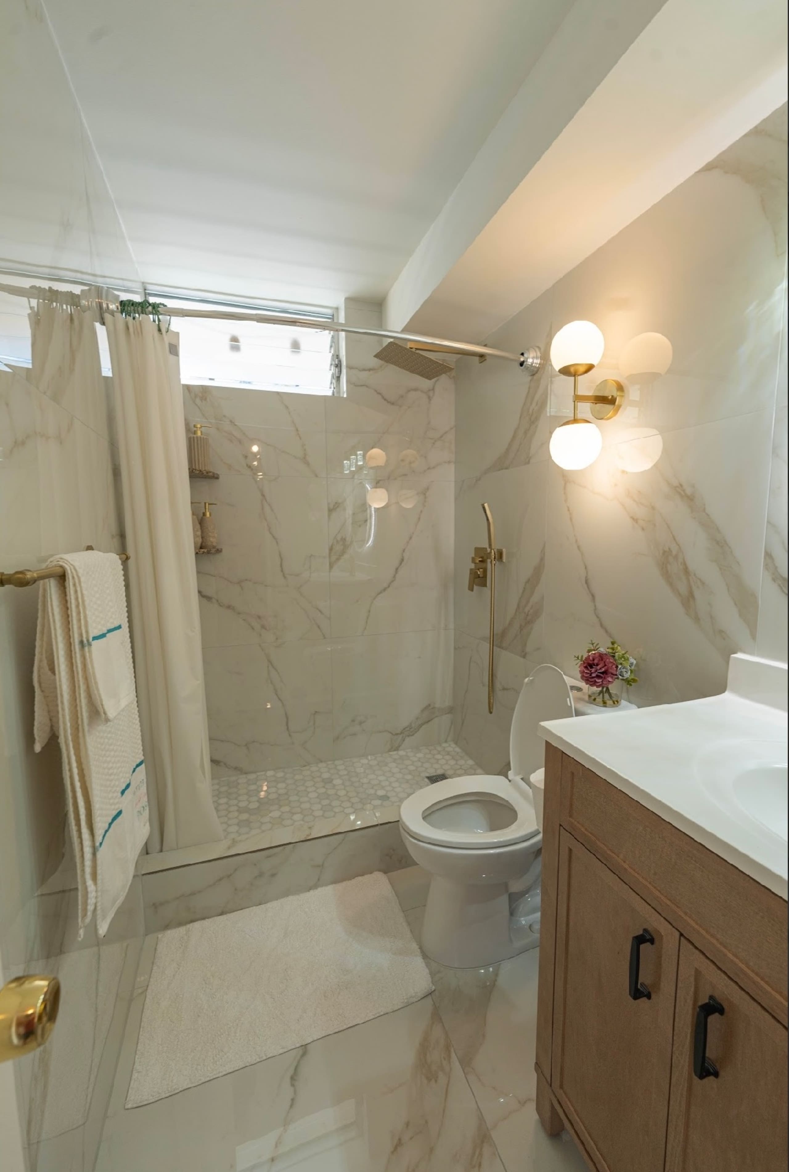 Condo in Honolulu · ★4.65 · 2 bedrooms · 2 beds · 1 private bath - Image 20