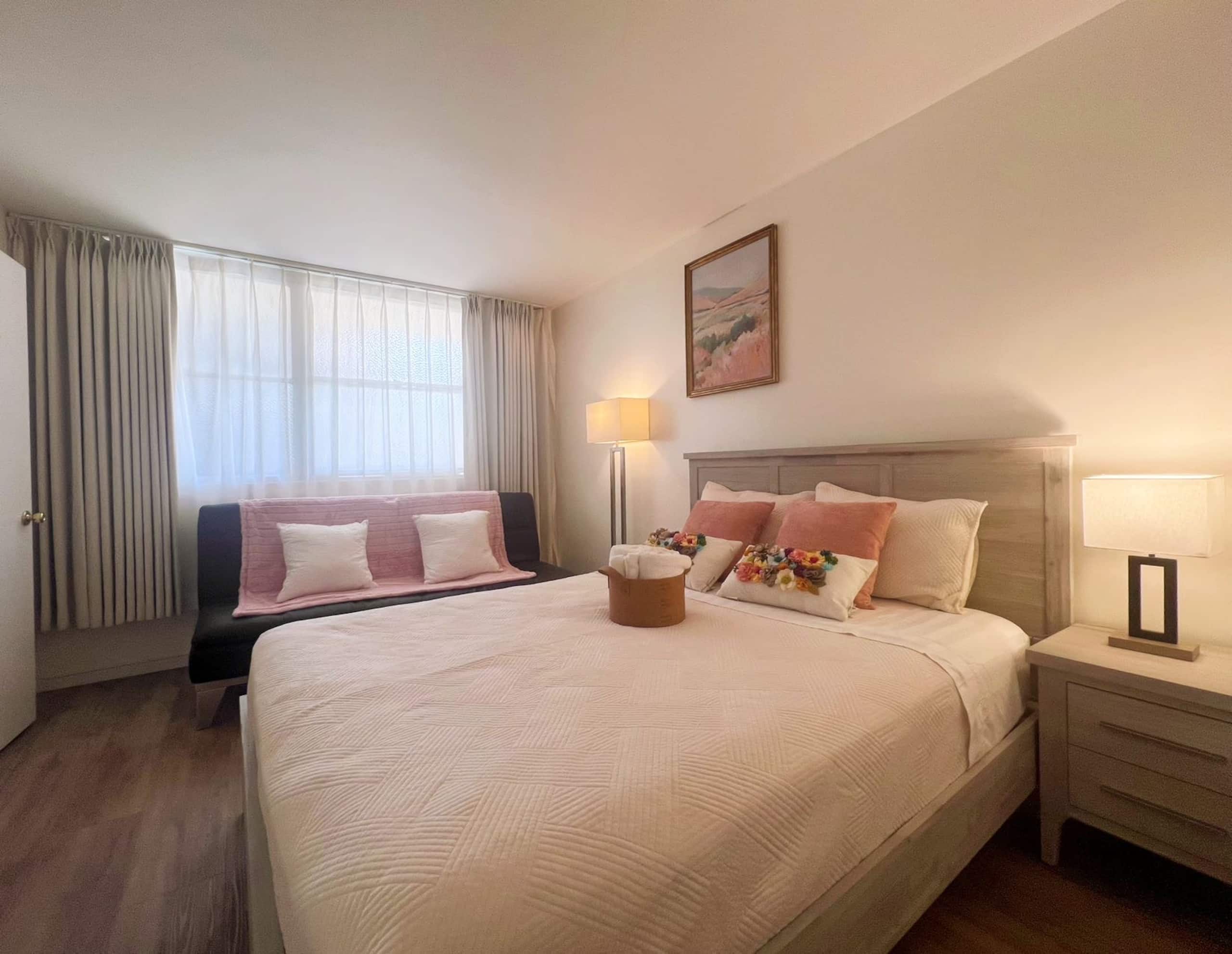 Condo in Honolulu · ★4.65 · 2 bedrooms · 2 beds · 1 private bath - Image 7
