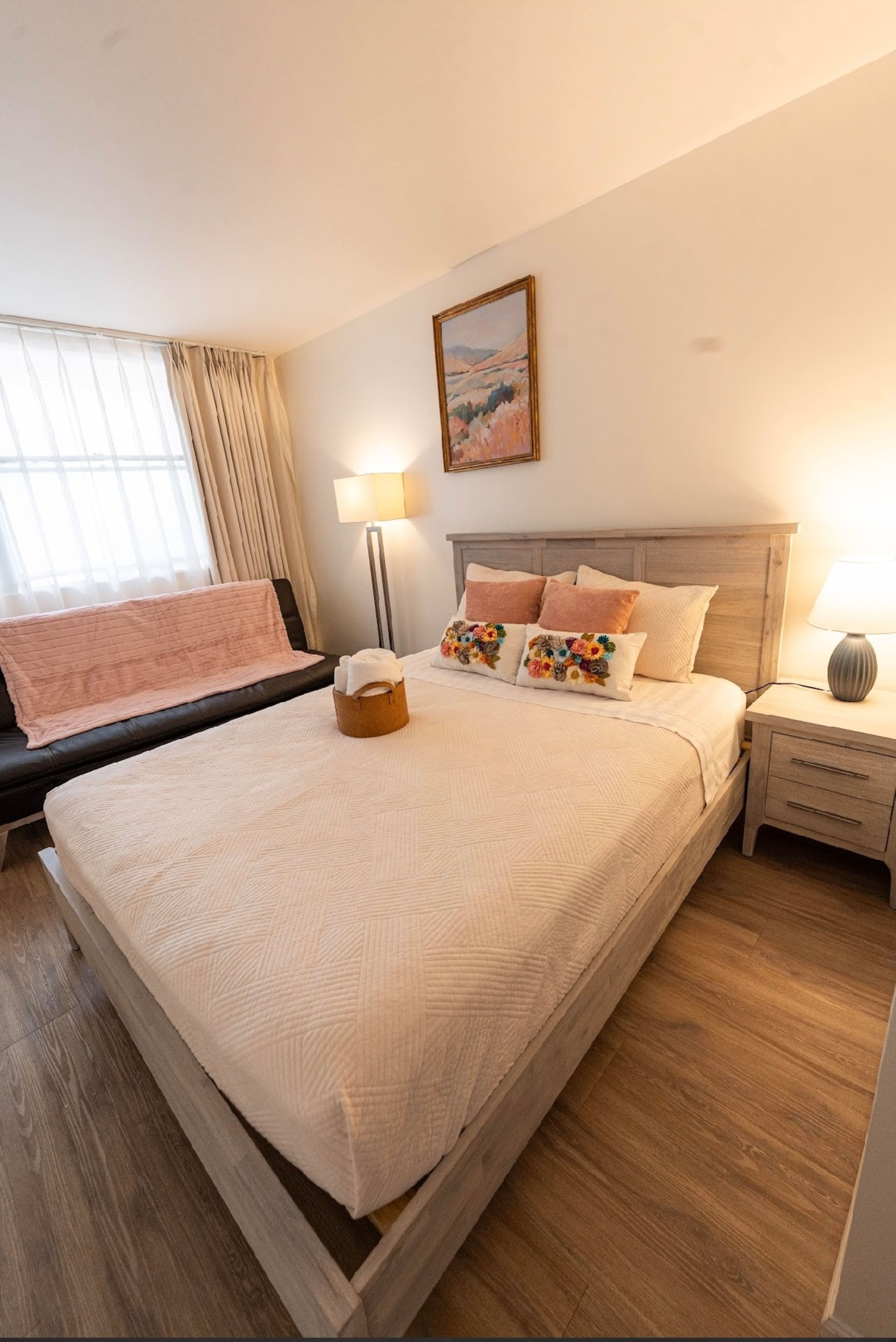 Condo in Honolulu · ★4.65 · 2 bedrooms · 2 beds · 1 private bath - Image 11