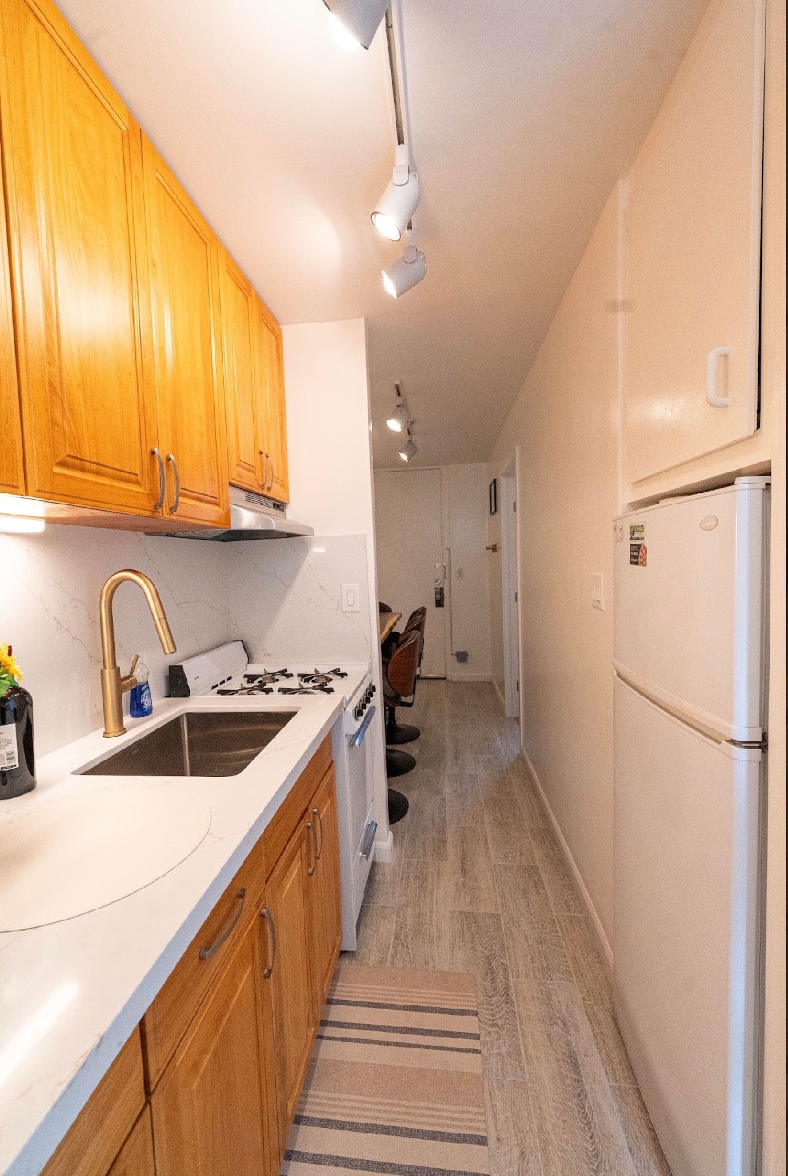 Condo in Honolulu · ★4.65 · 2 bedrooms · 2 beds · 1 private bath - Image 4