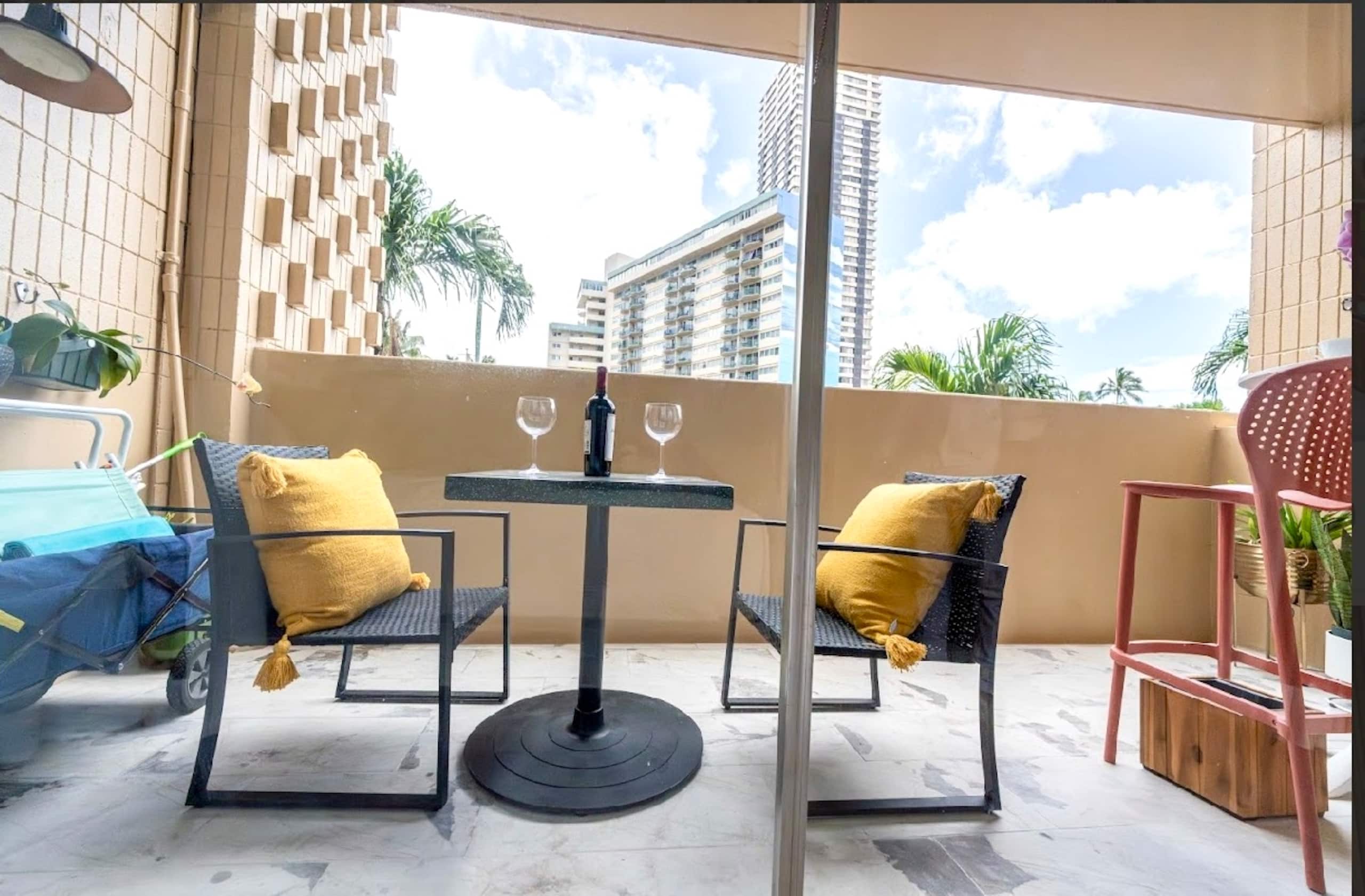 Condo in Honolulu · ★4.65 · 2 bedrooms · 2 beds · 1 private bath - Image 17