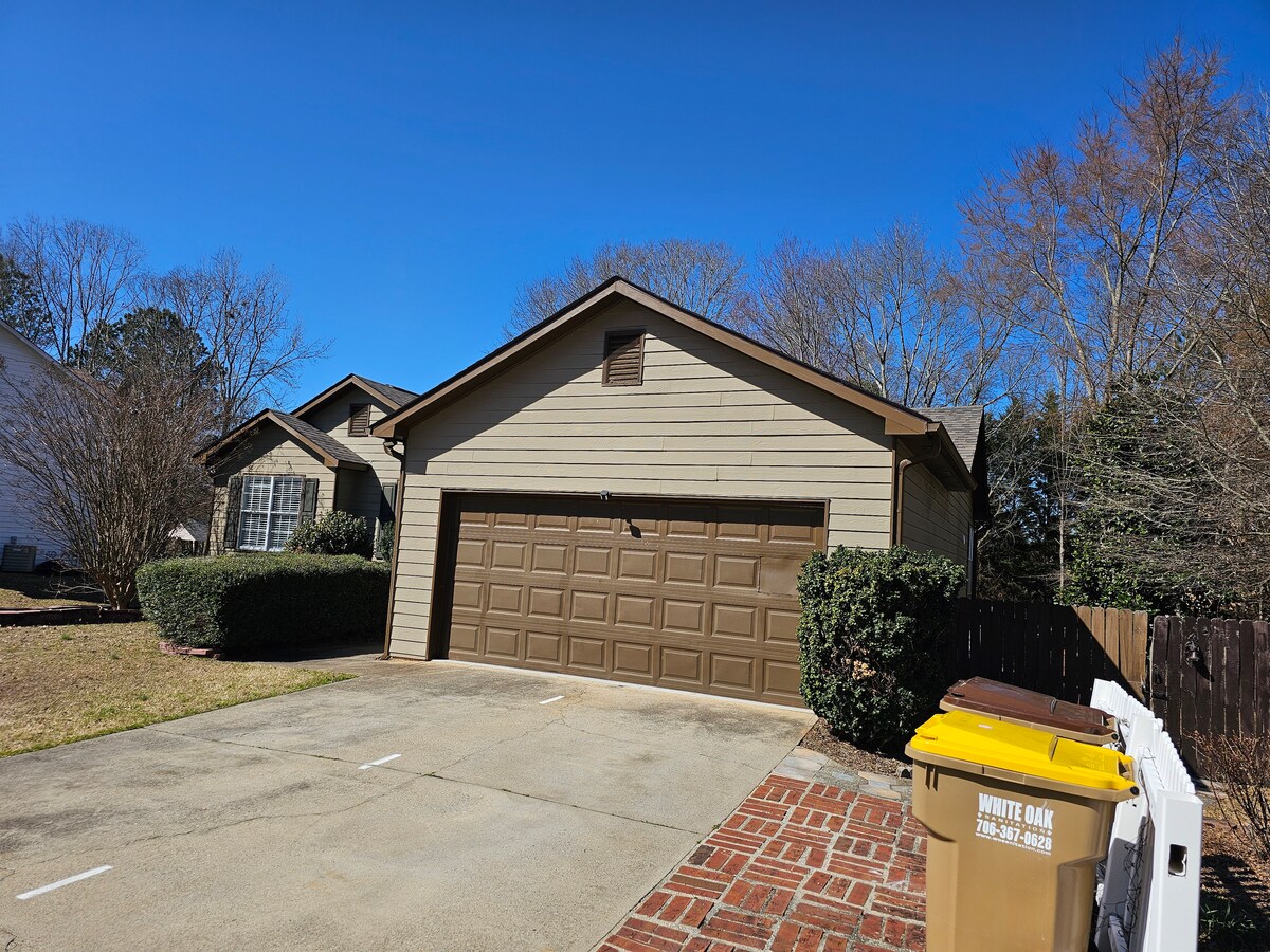 Entire Basement Near Downtown Braselton
