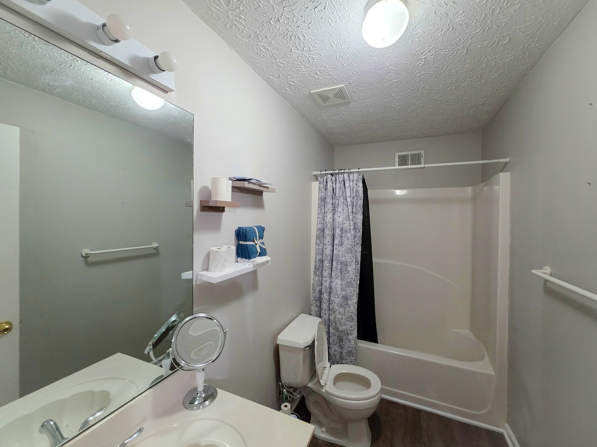 Entire Basement Near Downtown Braselton