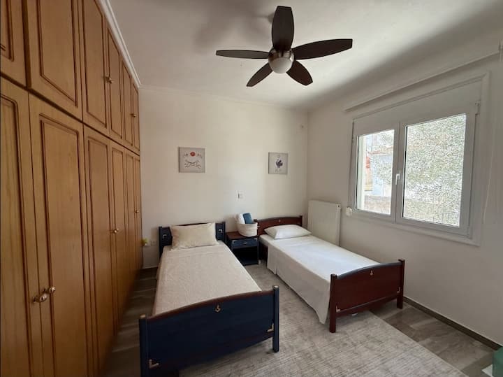Deux lits simples et placards.
Les chambres sont toutes situées au rez-de-chaussée.