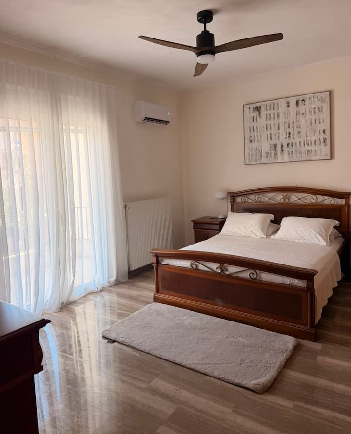 Les chambres sont toutes situées au rez-de-chaussée.
Ici, la chambre principale est équipée d'un grand lit, de la climatisation et d'un ventilateur de plafond.