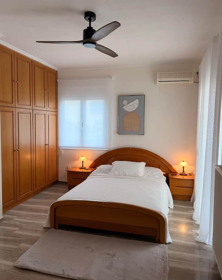 Lit queen, placards et accès au balcon du niveau inférieur (à droite).
Cette chambre est équipée de la climatisation et d'un ventilateur de plafond.
Les chambres sont toutes situées au rez-de-chaussée.