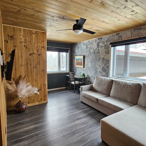 Top Airbnb: Indoor pool, movie theater, pool/table tennis in Saint Alexis Des Monts