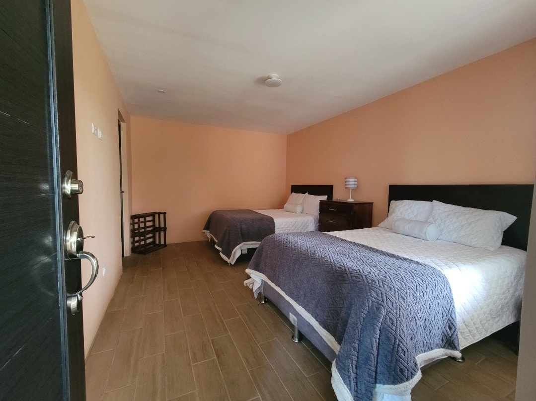 Ნომერი ორი კომფორტული საწოლით, რომელიც კარგ დასვენებას გპირდებათ