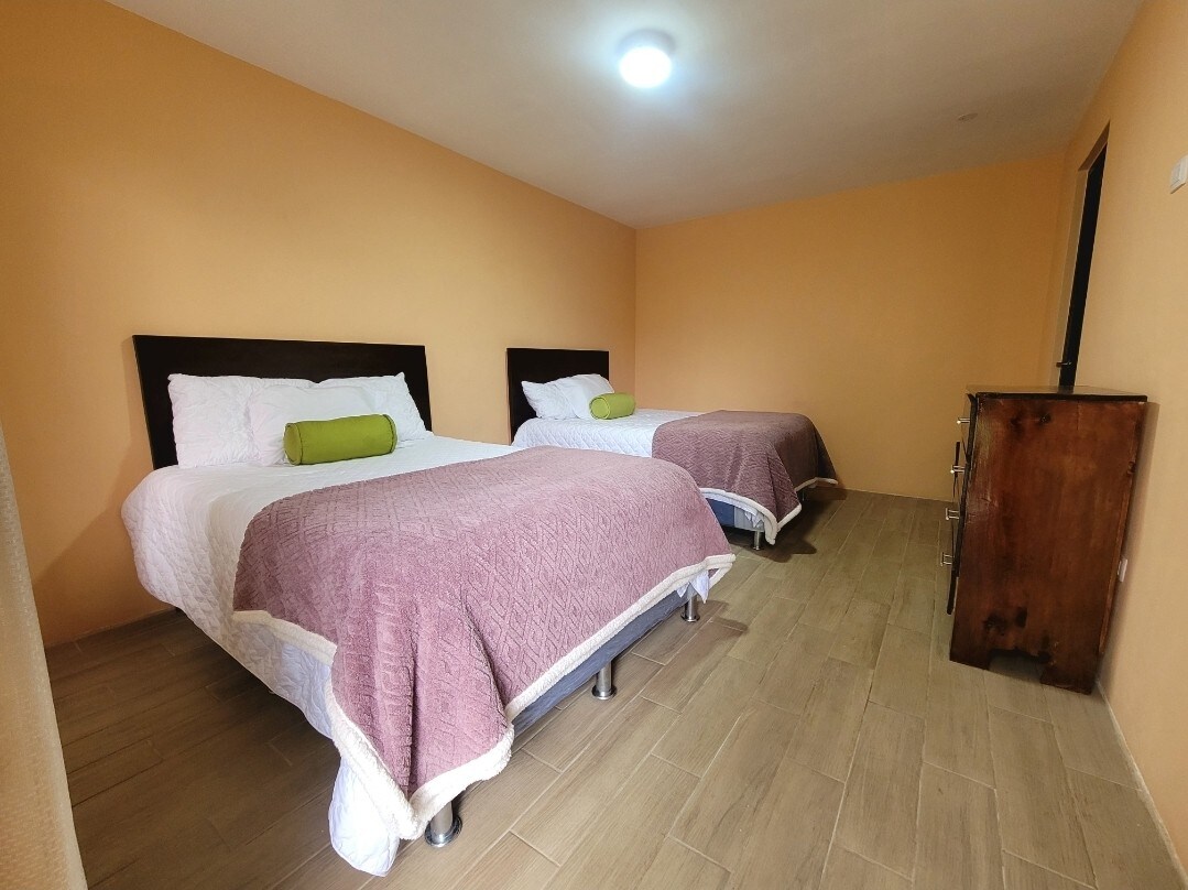 Ოთახი ორი კომფორტული საწოლით, რომელიც მზადაა საუკეთესო დასვენებისთვის