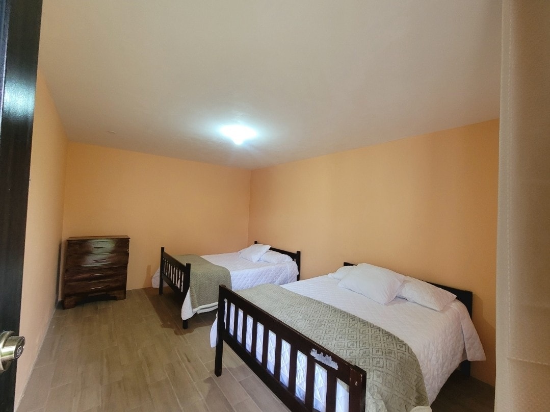 Ნომერი ორი კომფორტული საწოლით, რომელიც კარგ დასვენებას გპირდებათ