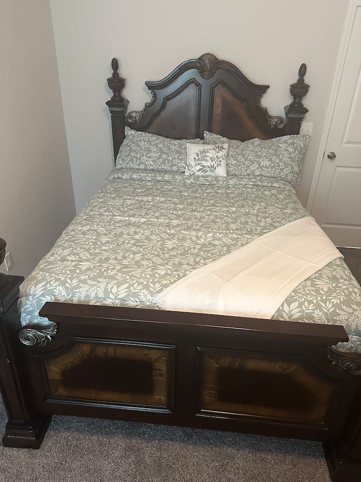 โปสเตอร์ควีนไซส์เตียงไม้มะฮอกกานีที่สวยงามพร้อมเมมโมรี่โฟมเจลขนาด 10 นิ้วที่นอนหรูหรา Serta 
ความสูงจากพื้นถึงเตียง 30 นิ้ว 