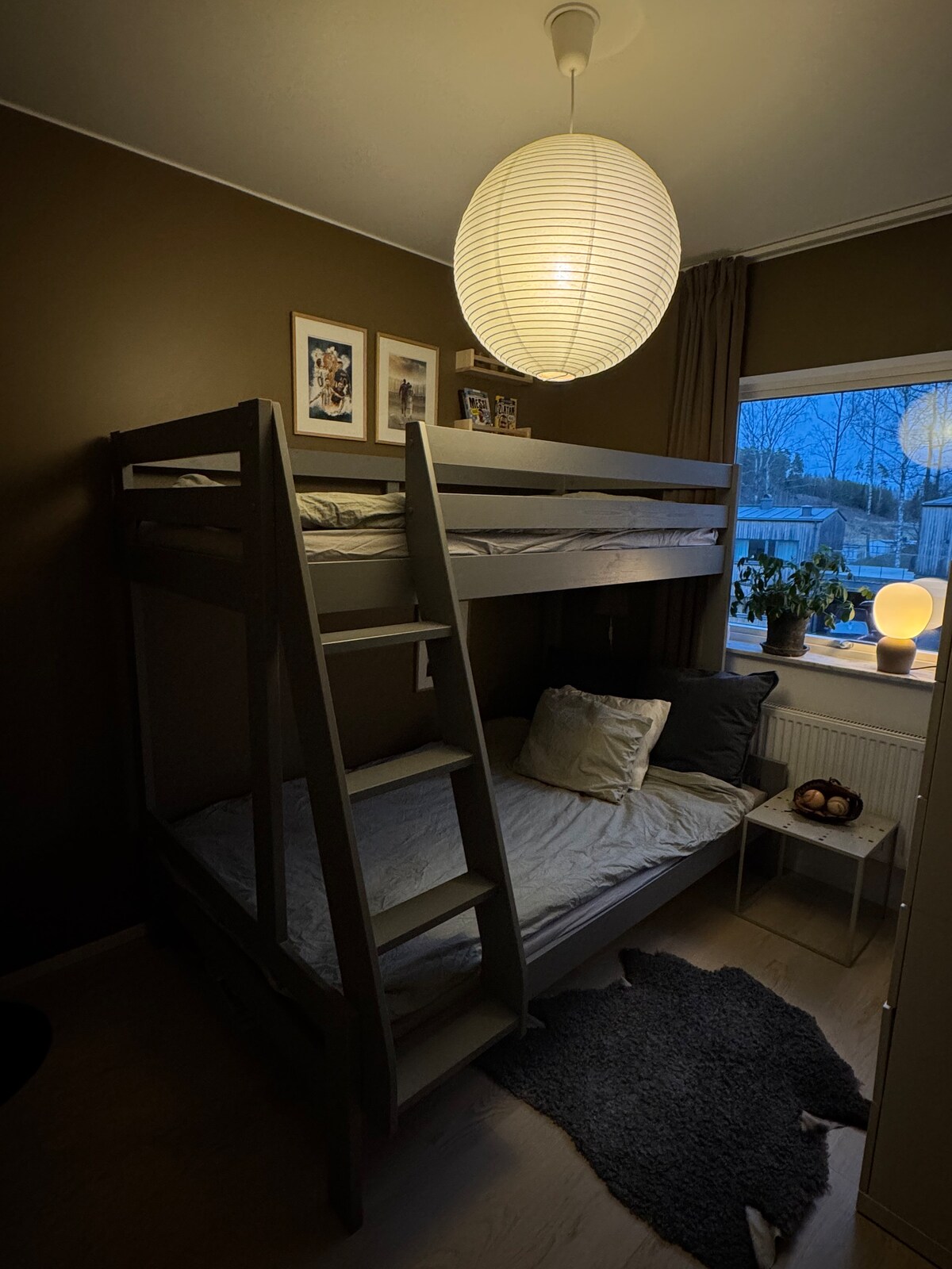 חדר שינה בקומה העליונה עם מיטה משפחתית. תחתון 120 ס"מ ומיטה עליונה ברוחב 90 ס"מ. 