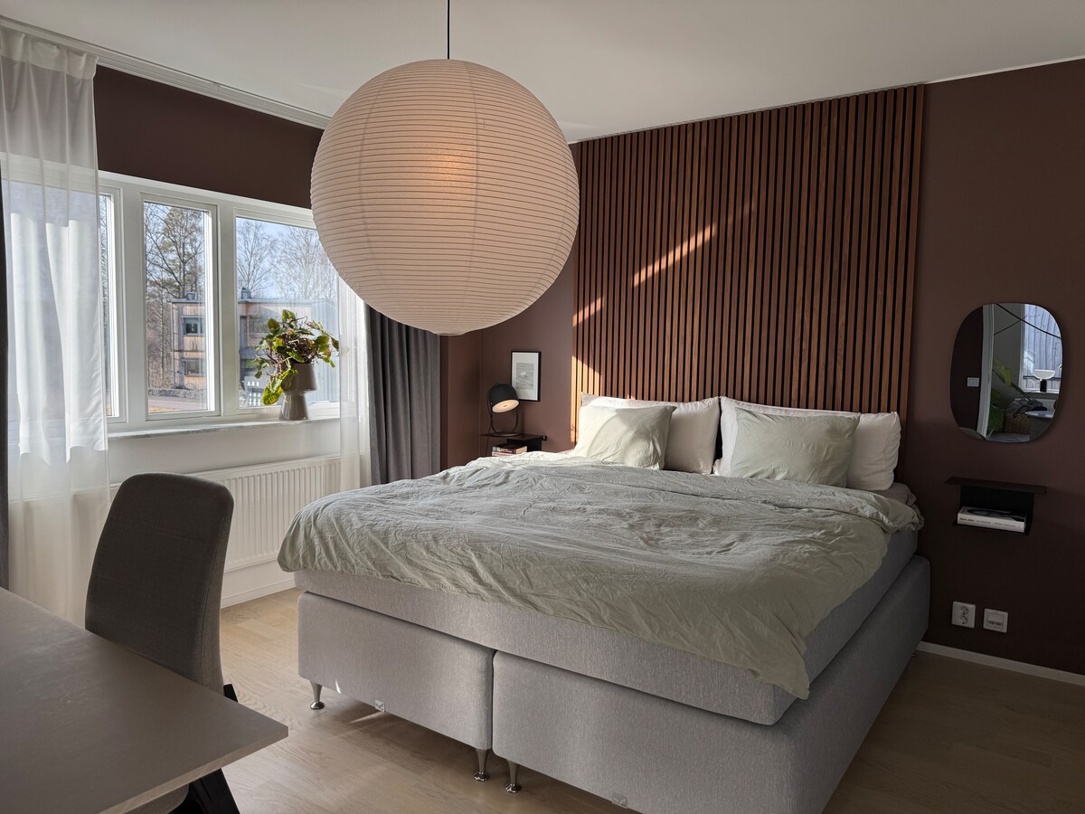 חדר שינה בקומה העליונה עם מיטה זוגית אחת (180 ס"מ).