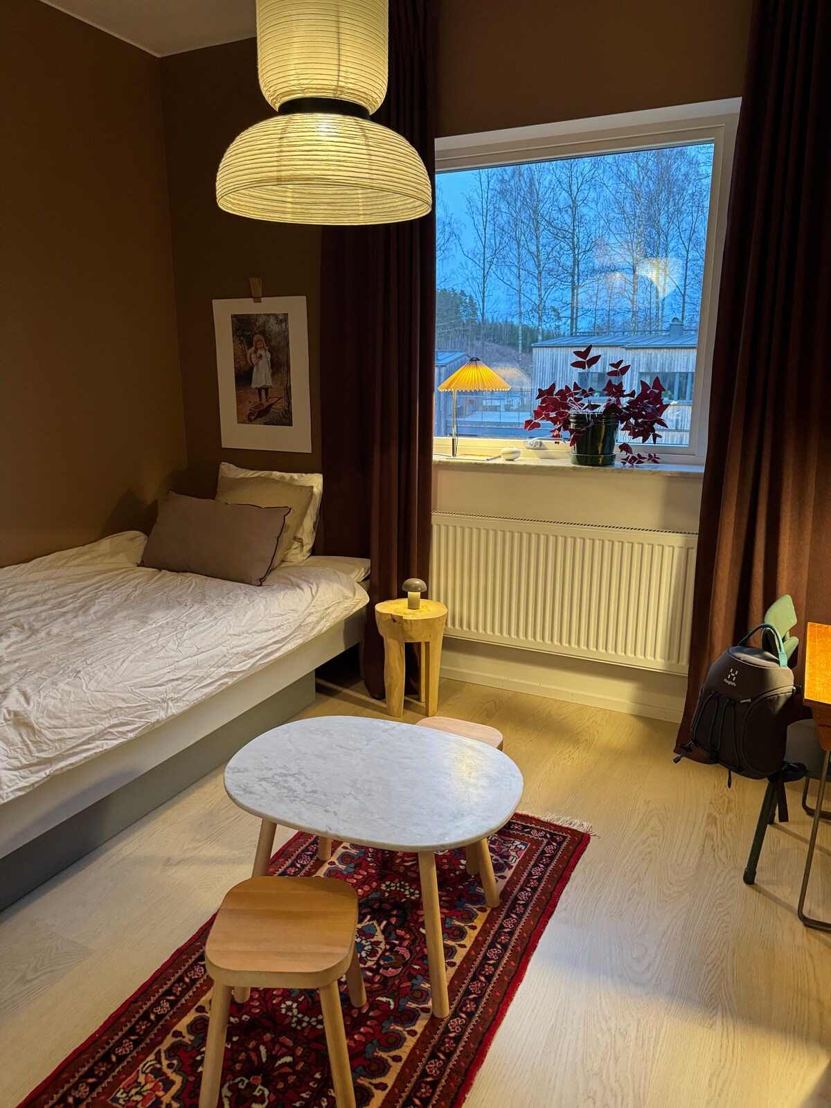 חדר שינה בקומה העליונה עם מיטת יחיד (105 ס"מ) ואפשרות לשים מזרן על הרצפה.