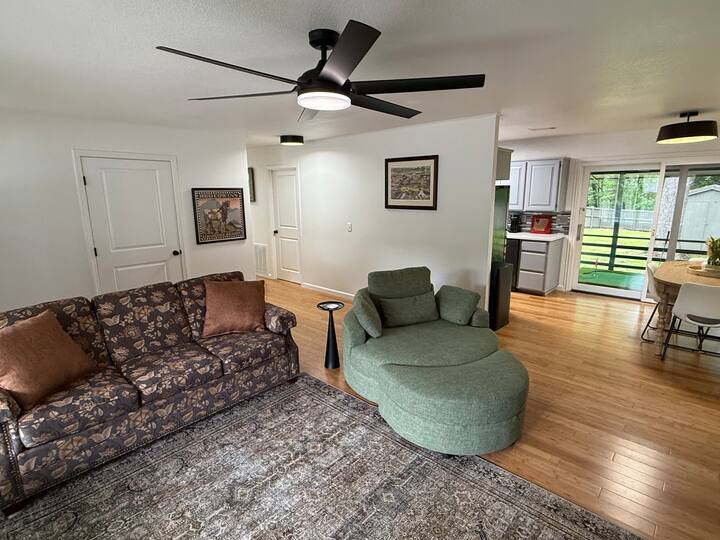 U dnevnom boravku nalazi se udoban kauč na razvlačenje koji se lako pretvara u bračni krevet, a tu je i elegantna okrugla fotelja. Ispod je topli tepih, a meka ambijentalna rasvjeta stvara ugodan, privlačan ambijent savršen za opuštanje. 