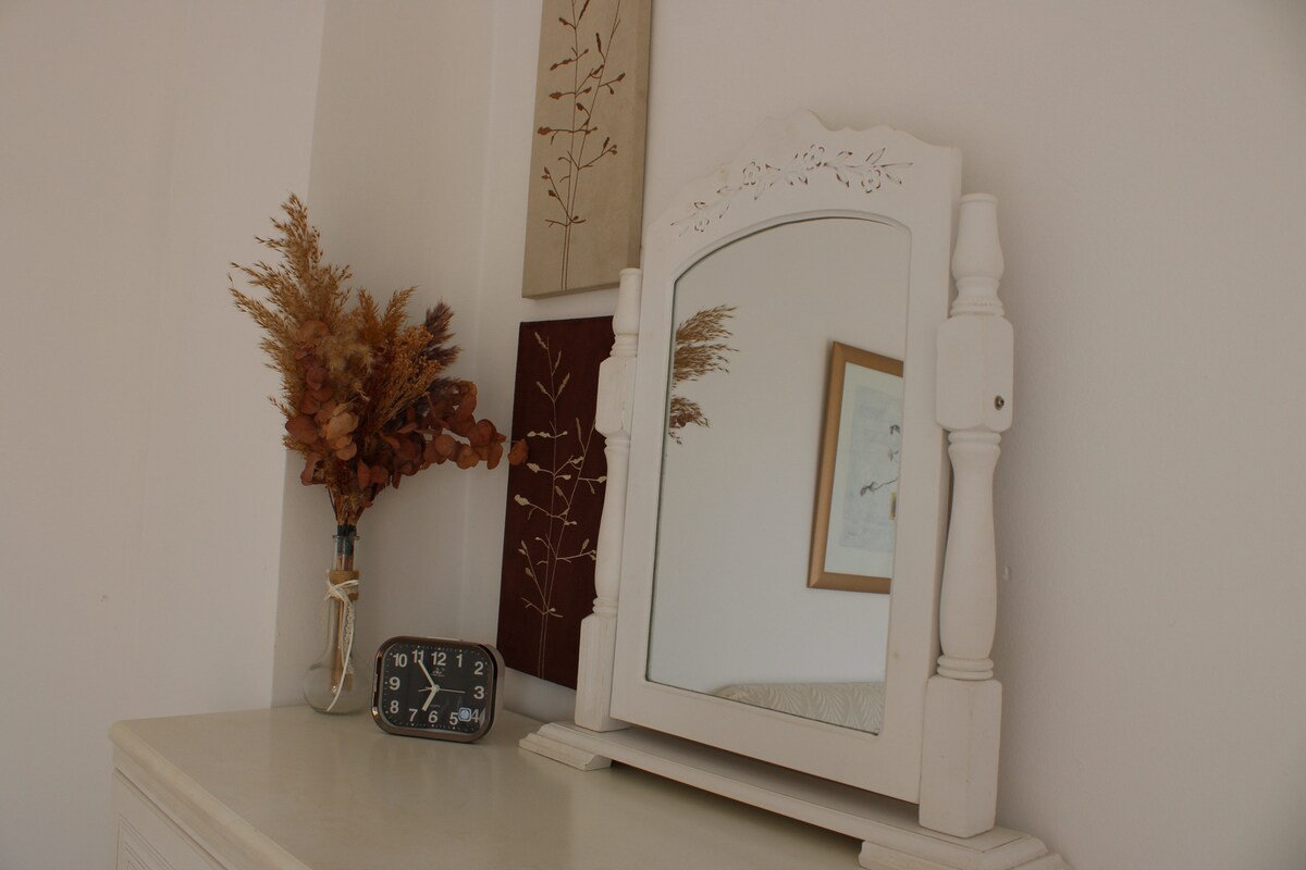 Dormitorio con cama de 160cm en planta baja con salida directa a la terraza y vistas al mar y las montañas. 