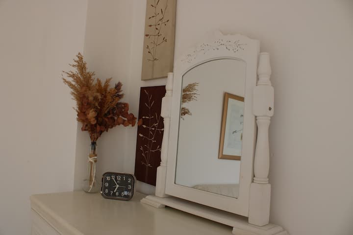 Camera da letto con letto da 160 cm al piano terra con accesso diretto alla terrazza e vista sull'oceano e sulle montagne. 